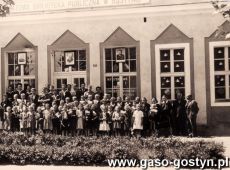 4288. Przed budynkiem Powiatowej Biblioteki Publicznej w Gostyniu (maj 1953 r.)-grupa mlodziezy po zwiedzeniu wystawy z okazji Dnia Oswiaty Ksiazki i Prasy, z prawej Piotr Laurentowski i Andrzej Hanyz