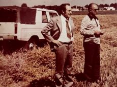 4297.Zniwa w gospodarstwie PGR Bodzewo (1976 r.)-na zdjeciu dyrektor Kombinatu PGR Gola dr inz. Edmund Skoczylas i glowny agronom Jerzy Niemczyk