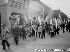 4311.Uczniowie Szkoly Podstawowej nr 1 im. Czarnego Legionu w Gostyniu w pochodzie 1-majowym (1983 r.).JPG