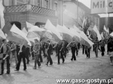 4312.Uczniowie Szkoly Podstawowej nr 1 im. Czarnego Legionu w Gostyniu w pochodzie 1-majowym (1983 r.).JPG