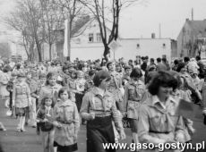 4314.Uczniowie Szkoly Podstawowej nr 1 im. Czarnego Legionu w Gostyniu w pochodzie 1-majowym (1983 r.).JPG