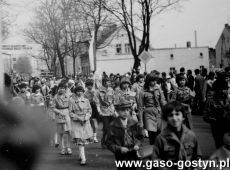 4315.Uczniowie Szkoly Podstawowej nr 1 im. Czarnego Legionu w Gostyniu w pochodzie 1-majowym (1983 r.).JPG