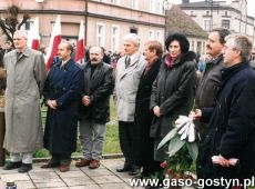 4324.Gosciem specjalnym I Biegu Niepodleglosci w Pogorzeli byla Irena Szewinska (1999 r.), zlozenie wiazanki kwiatow pod pomnikiem na Rynku