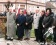 4324.Gosciem specjalnym I Biegu Niepodleglosci w Pogorzeli byla Irena Szewinska (1999 r.), zlozenie wiazanki kwiatow pod pomnikiem na Rynku