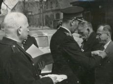 4332.Odprawa strazacka w Pudliszkach - dekoracja Czeslawa Ganowicza (sekretarza Powiatowej i Miejskiej Rady Narodowej w Gostyniu) medalem za zaslugi na polu pozarnictwa (5 kwietnia 1955 r.)