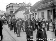 4334.Pochod pierwszomajowy na ulicy 1 Maja w Gostyniu (1970 r.)