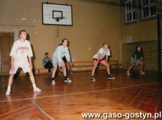 4348.Mecz sparingowy w pilce siatkowej Liceum Ogolnoksztalcace w Gostyniu - Zespol Szkol Rolniczych w Grabonogu (sala sportowa LO w Gostyniu, 1994 r.), na zdjeciu zawodnicy z Grabonoga