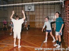 4349.Mecz sparingowy w pilce siatkowej Liceum Ogolnoksztalcace w Gostyniu (sala sportowa LO w Gostyniu, 1994 r.), na zdjeciu