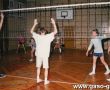 4349.Mecz sparingowy w pilce siatkowej Liceum Ogolnoksztalcace w Gostyniu (sala sportowa LO w Gostyniu, 1994 r.), na zdjeciu