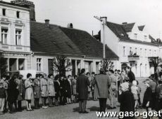 4367.Apel harcerzy na Rynku w Gostyniu (2 kwietnia1966 r.) odbyl sie pod haslem ZBIERAMY ZLOM I MAKULATURE-POMAGAMY W BUDOWIE SZKOL I INTERNATOW