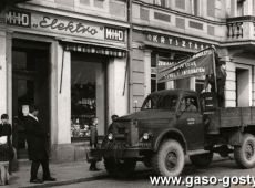 4370.Po apelu na Rynku w Gostyniu harcerze przystapili do zbiorki zlomu i makulatury (2 kwietnia 1966 r.)