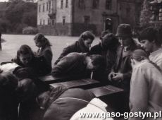 4372.Wycieczka uczniow Liceum Ogolnoksztalcacego w Gostyniu (Krakow-Oswiecim-Wieliczka, 1980 r.)