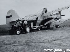4379.Zaladunek nawozow sztucznych do samolotu AN-2 (lotnisko w Goli, 1974 r.)