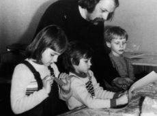 4382.Henryk Naglak prowadzi zajecia plastyczne dla dzieci w GOK  Hutnik w Gostyniu