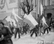 4394.Rynek w Gostyniu - uczniowie Szkoly Podstawowej nr 1 w pochodzie 1-majowym (1983 r.).JPG