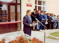 4398.Otwarcie rozbudowanej Szkoly Podstawowej w Poniecu (1 wrzesnia 1998 r.), przemawia Zbigniew Kulak