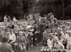 4407. Uczniowie Szkoly Podstawowej nr 1 w Gostyniu - zakonczenie roku szkolnego 1961-1962 w parku przy Powiatowym Domu Kultury, swiadectwa wrecza Zdzislaw  Mrozek