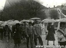 4411. Nauczyciele i uczniowie Szkoly Podstawowej nr 1 w Gostyniu w pochodzie 1-majowym (1984 r.)