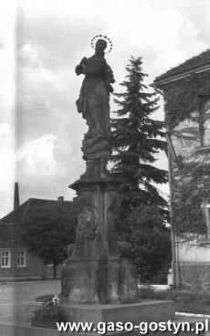 4426.Rynek w Borku Wlkp.-figura Matki Boskiej Niepokalanie Poczetej, rokokowa rzezba z piaskowca pochodzaca z 1776 roku (zdjecie z lat 80 XX wieku)