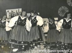 4426.Zespol taneczny Liceum Ogolnoksztalcacego w Gostyniu na Centralnych Dozynkach w Lesznie (1977 r.)