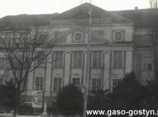 4429.Liceum Ogolnoksztalcace w Gostyniu (1968 r.), przed szkola tablica informujaca o V Zjezdzie PZPR