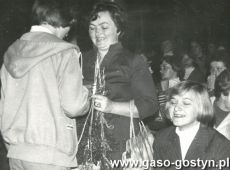 4440.W 1980 roku Dzien Nauczyciela Zespolu Szkol Zawodowych w Gostyniu obchodzono w gostynskim Hutniku