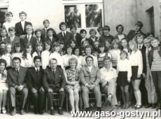 4443.Nauczyciele i absolwenci Szkoly Podstawowej nr 1 w Gostyniu (12 czerwca 1972 r.)