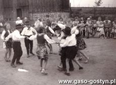 4443.Wystepy dzieci na zakonczenie roku szkolnego w Szkole Podstawowej w Dusinie (23 czerwca 1962 r.)