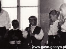 4449.Slubowanie klas pierwszych w Szkole Podstawowej nr 1 w Gostyniu (1988 r.)