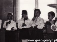 4450.Slubowanie klas pierwszych w Szkole Podstawowej nr 1 w Gostyniu (1988 r.)