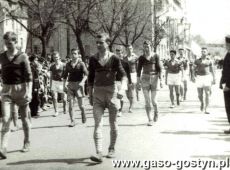 449.Zawodnicy Kani Gostyn  w pochodzie 1-majowym (1965 r.)