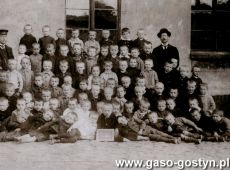 4499.Uczniowie Szkoly Powszechnej (obecnie to Szkola Podstawowa nr 1) w Gostyniu i nauczyciele niemieccy (1915 r.)