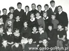 453.Absolwenci SP 1 w Gostyniu (1965r.)-klasa VIIa-wych. Irena Andrzejewska