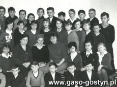 454.Absolwenci SP 1 w Gostyniu (1965r.)-klasa VII b-wych. Stanislawa Radajewska