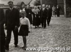 454.Dziedziniec przed kosciolem farnym w Gostyniu (1957 r.)