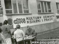 4565.Swieto Ksiazki w Gostyniu (5 maja 1974 r.)-ksiazki podpisuje Waldemar Kotowicz z Wroclawia