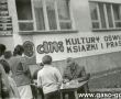 4565.Swieto Ksiazki w Gostyniu (5 maja 1974 r.)-ksiazki podpisuje Waldemar Kotowicz z Wroclawia