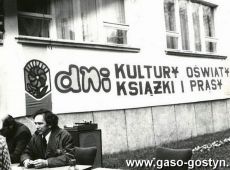 4566.Swieto Ksiazki w Gostyniu (5 maja 1974 r.)-ksiazki podpisuje Jerxzy Korczak z Poznania