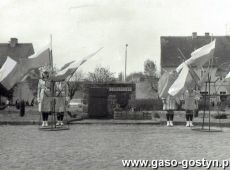 4588.Rynek w Gostyniu - pomnik ku czci 30 obywateli ziemi gostynskiej rozstrzelanych przez hitlerowcow w dniu 21 pazdziernika 1939 roku