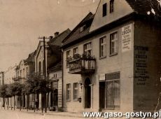 4589.Rynek w Piaskach - dom Jana Mogielki (1888-1960), miescil sie tam otwarty w 1919 roku Bank Ludowy, zdjecie z okresu miedzywojennego