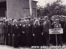 4631. Wojewodzkie Swieto Piesni i Muzyki w Gostyniu (21 czerwca 1988 r.)-Chor Lira z Zyrardowa przy scenie na Gorze Zamkowej