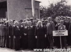 4631. Wojewodzkie Swieto Piesni i Muzyki w Gostyniu (21 czerwca 1988 r.)-Chor Lira z Zyrardowa przy scenie na Gorze Zamkowej