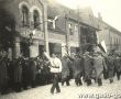 4643.Rynek w Piaskach - przemarsz czlonkow Obozu Narodowo-Radykalnego (ONR), lata 30. XX wieku