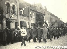 4643.Rynek w Piaskach - przemarsz czlonkow Obozu Narodowo-Radykalnego (ONR), lata 30. XX wieku