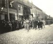 4644.Rynek w Piaskach - przemarsz czlonkow Obozu Narodowo-Radykalnego (ONR), lata 30. XX wieku