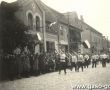 4645.Rynek w Piaskach - przemarsz czlonkow Obozu Narodowo-Radykalnego (ONR), lata 30. XX wieku