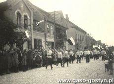 4645.Rynek w Piaskach - przemarsz czlonkow Obozu Narodowo-Radykalnego (ONR), lata 30. XX wieku