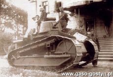 4670.Czolg marki Renault Ft (z 5 Kompanii 1 Pulku Czolgow z Biedruska) przed tarasem palacu w Goli, na czolgu siedza druga od lewej Tekla Potworowska i obok niej corka Teresa (1929 r.)