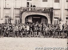 469.Pierwszy bieg kolarski na dystansie 41 km w Gostyniu o puchar Oredownika Gostynskiego-zawodnicy przed startem na rynku w Gostyniu (18 marca 1934 r.)