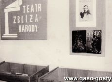 4701.Teatr zbliza narody - wystawa w Bibloiotece Publicznej Miasta i Gminy w Gostyniu (1982 r.)